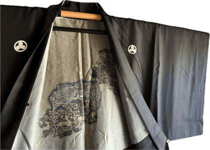 Haori japonais homme soie noire Montsuki Mitsukashiwa – scène de chasse